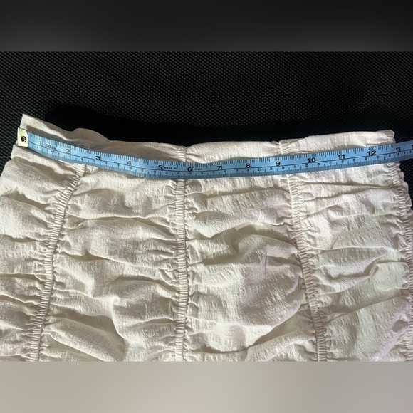 Zara ruched flutter mini skirt.  Size Medium - Picture 6 of 9